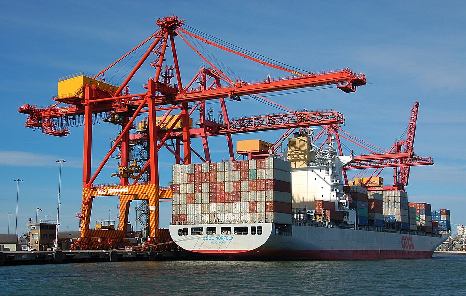 A view of a container ship arriving to Melbourne Port, Australia. Do you need an import broker Melbourne?