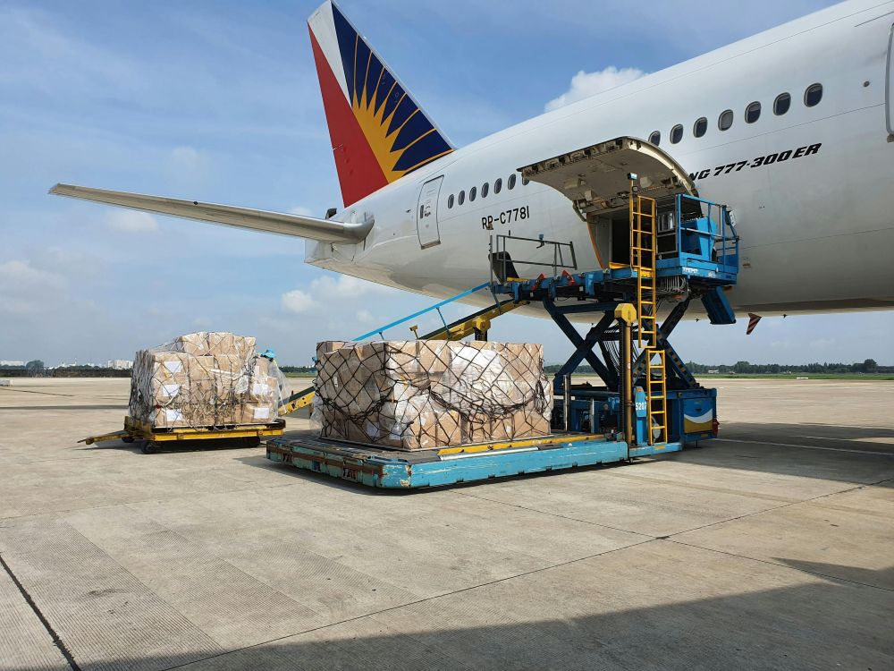 Freight being loaded into a plane. How to get an air freight quote online.